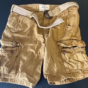 Hollister cargo shorts size 31 waist. NWT. Comes with belt